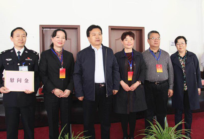 情暖五月天 溫馨母親節(jié)—董事長(zhǎng)吳愛(ài)華慰問(wèn)省女子監(jiān)獄民警